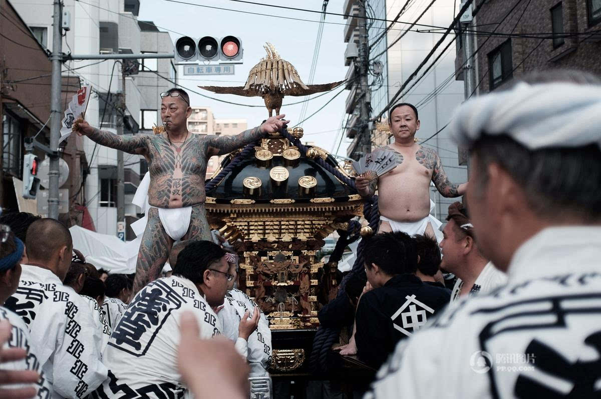 日本东京举行三社祭 纹身比基尼靓妹抢镜