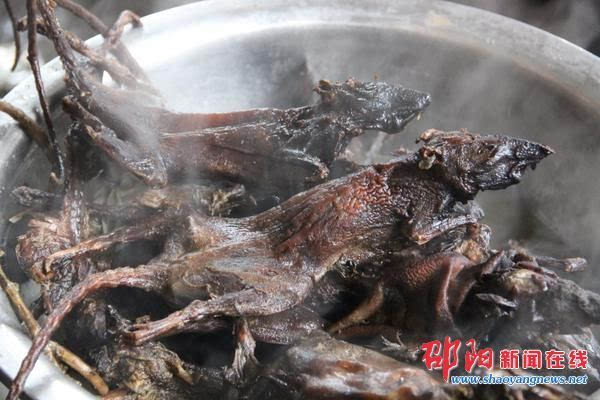 吃老鼠肉和蝗虫,是城步汀坪乡瑶族独特的饮食习惯,这两道菜常被外来