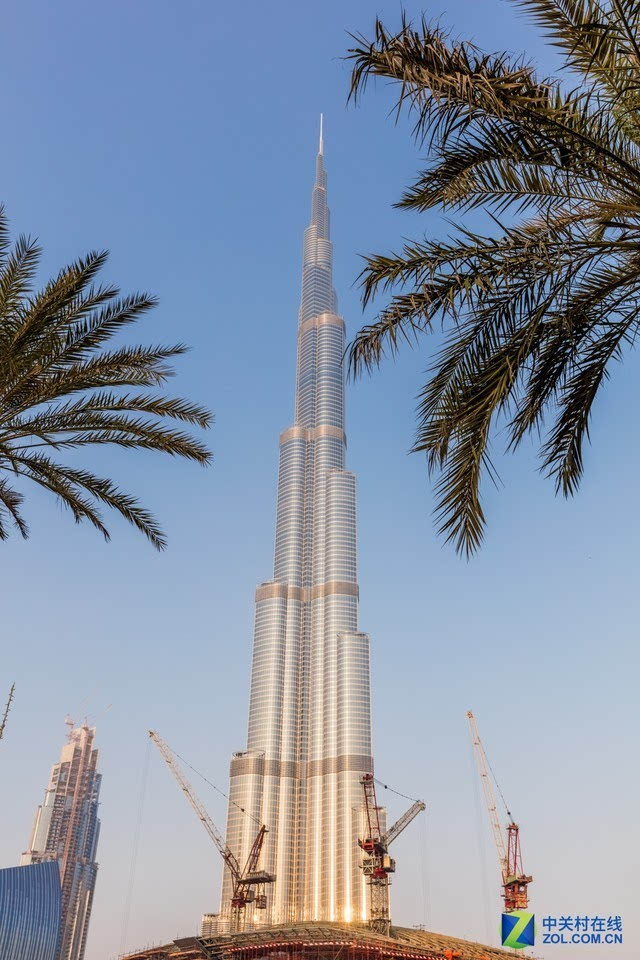 大c游世界 在世界第一高迪拜塔上远望