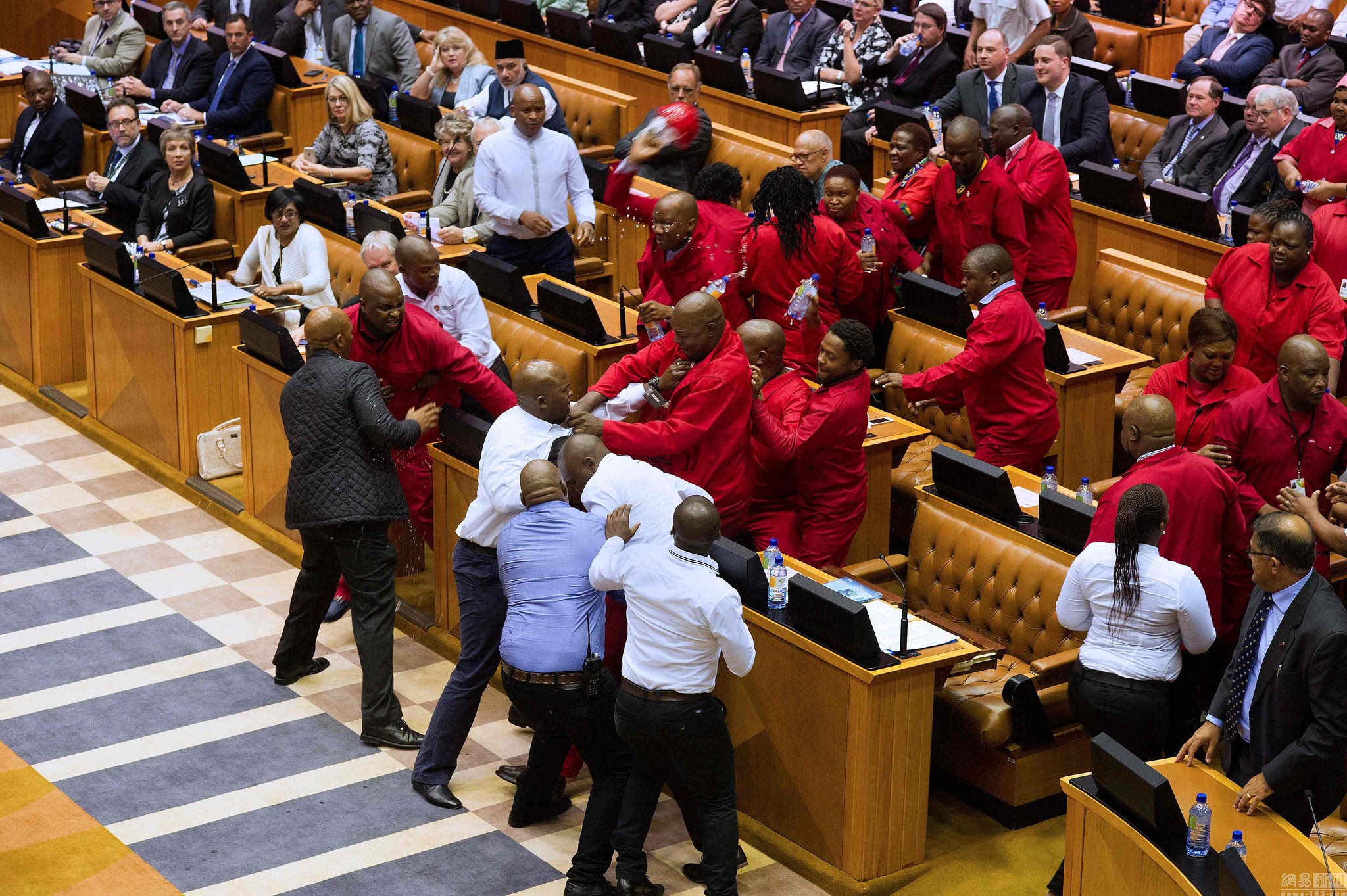 南非左翼政党人士闯入议会 与议员互殴