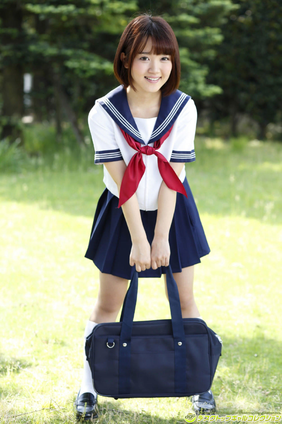 日本学生妹水手服下印花内衣娇羞可爱