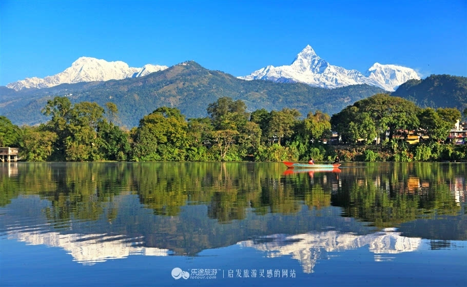 尼泊尔博卡拉:费瓦湖的水岸湖光