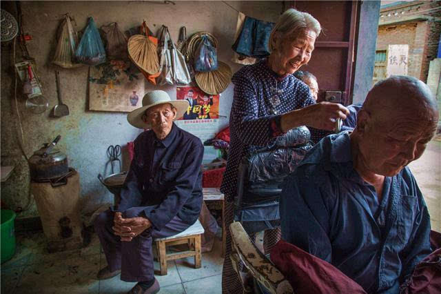 河南农村记忆:年逾8旬的农村女剃头匠