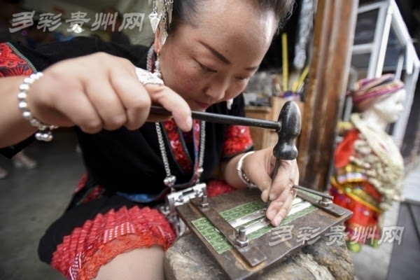 巾帼不让须眉女银匠张谨用心灵传承苗族文化