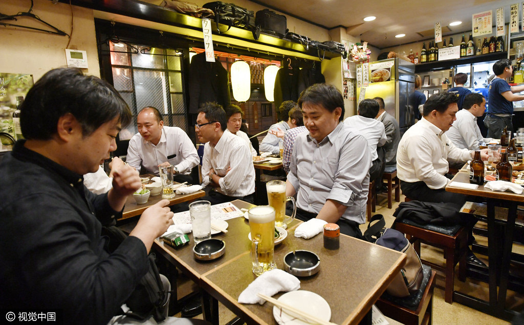 实拍日本职员下班后的夜生活 喝酒吃饭就是不