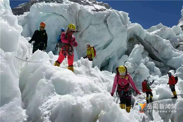 登顶途中 岳阳新闻网讯 2016年5月16日早上6:40在世界屋脊珠穆朗玛