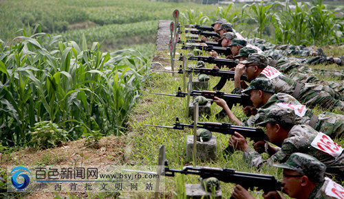 民兵在进行实弹打靶练习场面