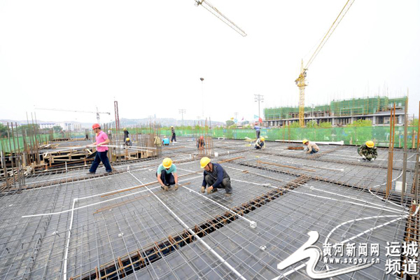5月19日,工人们在河津市城区街道九龙大街临街建设项目第25标段工地上图片