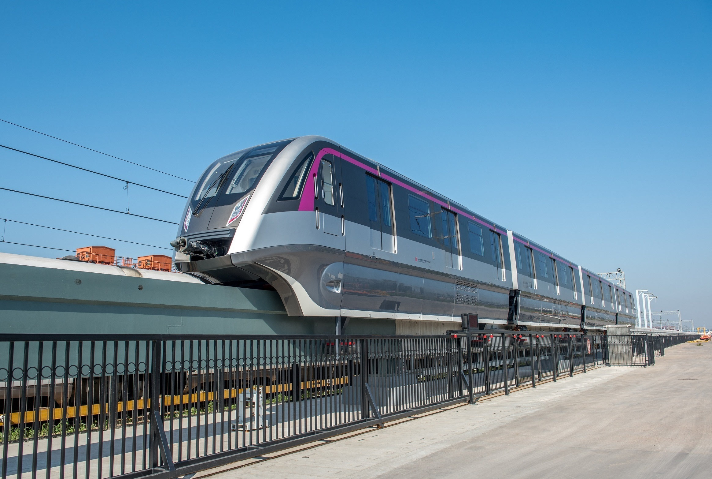 我国首列永磁跨座式单轨列车青岛下线 节能超10%