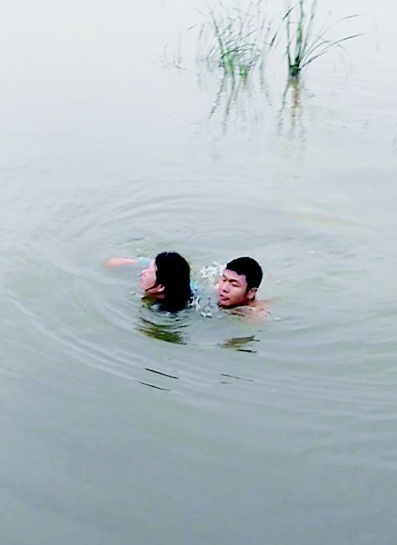 女子疑因感情受挫跳湖保安哥一头扎进湖中救人