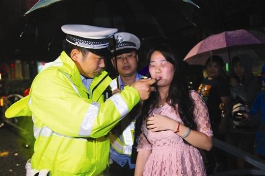 呕吐男辩称自己没喝多 醉驾女埋怨民警太粗鲁