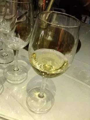 喝完白葡萄酒的杯子是可以直接喝红葡萄酒的