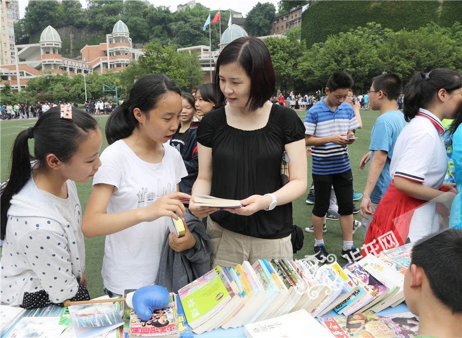 "校长妈妈"吴阳与学生交流 重庆市天宝实验学校供图 华龙网发