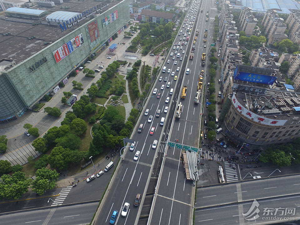 上海中环线被大货车压坏 车祸现场航拍照(组图)