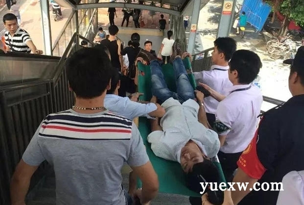 深圳地铁上一25岁男子突然抽搐口吐白沫晕倒
