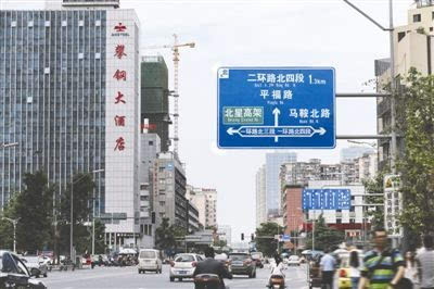 解放北路二段与一环路交叉路口的指路标志,注明了远近6处道路信息