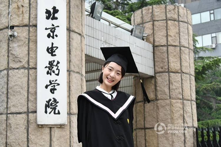北京电影学院2012级全体毕业生在校园内拍摄毕业照.