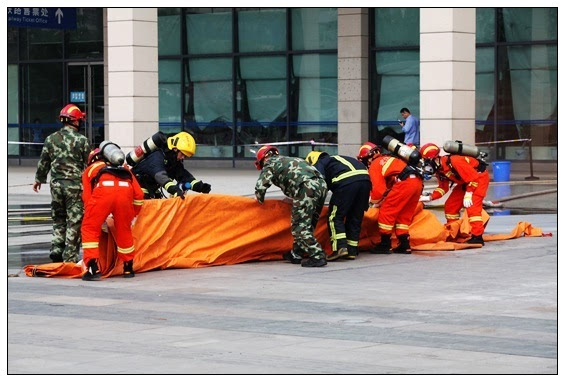 武汉铁路警方联合地方武警,消防部门开展大型消防演练