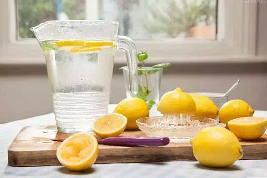柠檬水白天不能喝?夏天喝柠檬水你应该知道的
