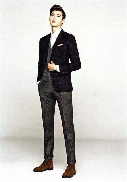 李钟硕,16岁便登上首尔时装周的舞台,身高186cm.