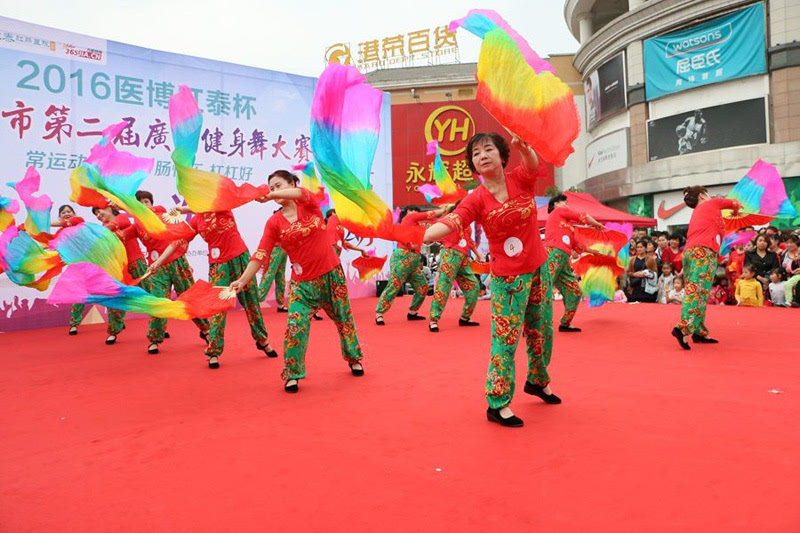 相亲相爱舞蹈队带来的《开门红》扇子舞