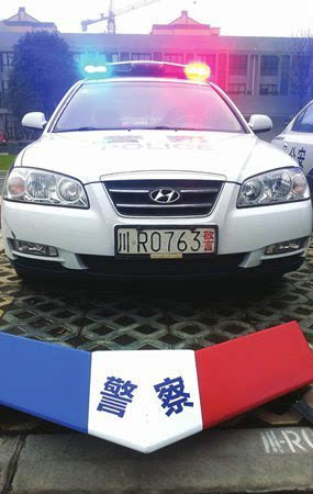 南充民警自主研发新警灯 让警车跑起来更省油