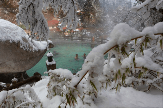 在被雪山,冰川覆盖的海螺沟,竟然有一处温暖如春的地方——雪谷温泉