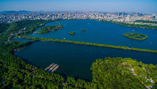 空中俯瞰美丽的杭州西湖全景(2015年5月12日摄).