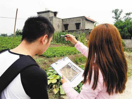 5月25日,国家统计局永川调查队调查员正在进行遥感测量野外调查.