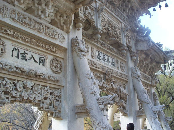 龙泉寺汉白玉牌坊:石雕建筑艺术珍宝