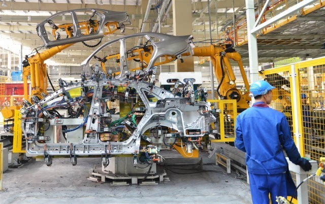 图为埃夫特生产的工业机器人运用于奇瑞汽车生产线.郑远摄