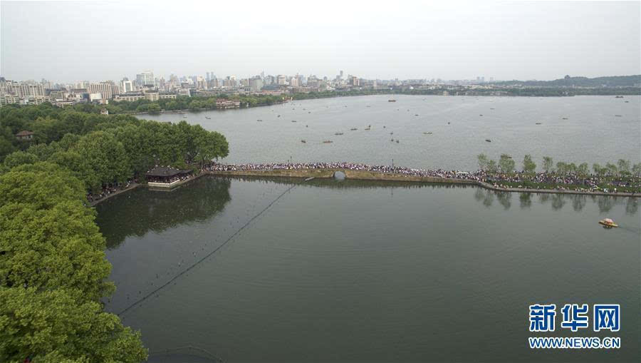 航拍杭州西湖景区的断桥(5月1日摄).新华社记者黄宗治摄