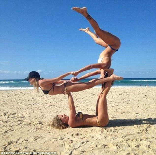 澳两女子海滩秀高难亚新体育度双人瑜伽：动作如同杂技(组图)(图1)