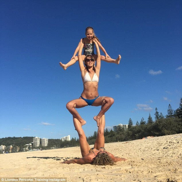 澳两女子海滩秀高难亚新体育度双人瑜伽：动作如同杂技(组图)(图2)