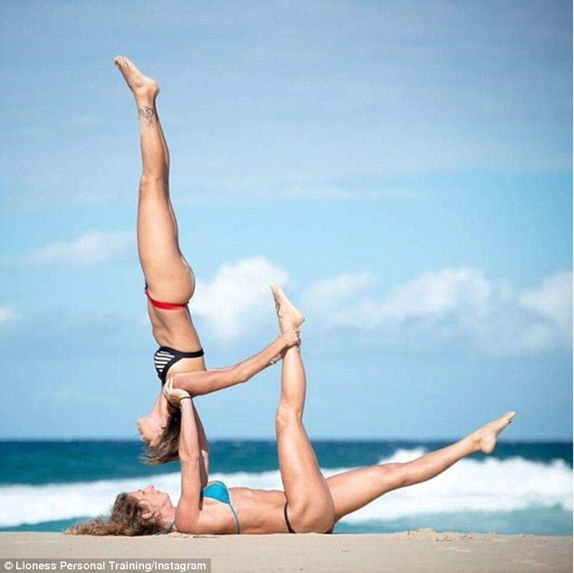 澳两女子海滩秀高难亚新体育度双人瑜伽：动作如同杂技(组图)(图3)
