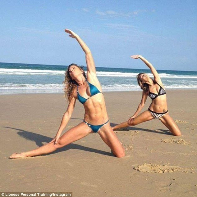 澳两女子海滩秀高难亚新体育度双人瑜伽：动作如同杂技(组图)(图5)