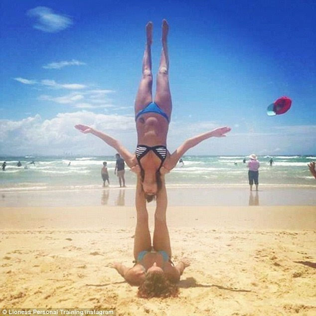 澳两女子海滩秀高难亚新体育度双人瑜伽：动作如同杂技(组图)(图6)