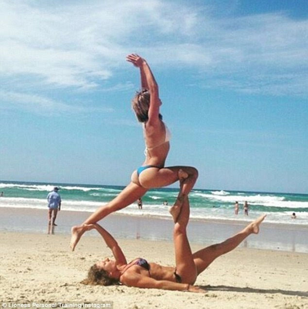 澳两女子海滩秀高难亚新体育度双人瑜伽：动作如同杂技(组图)(图7)