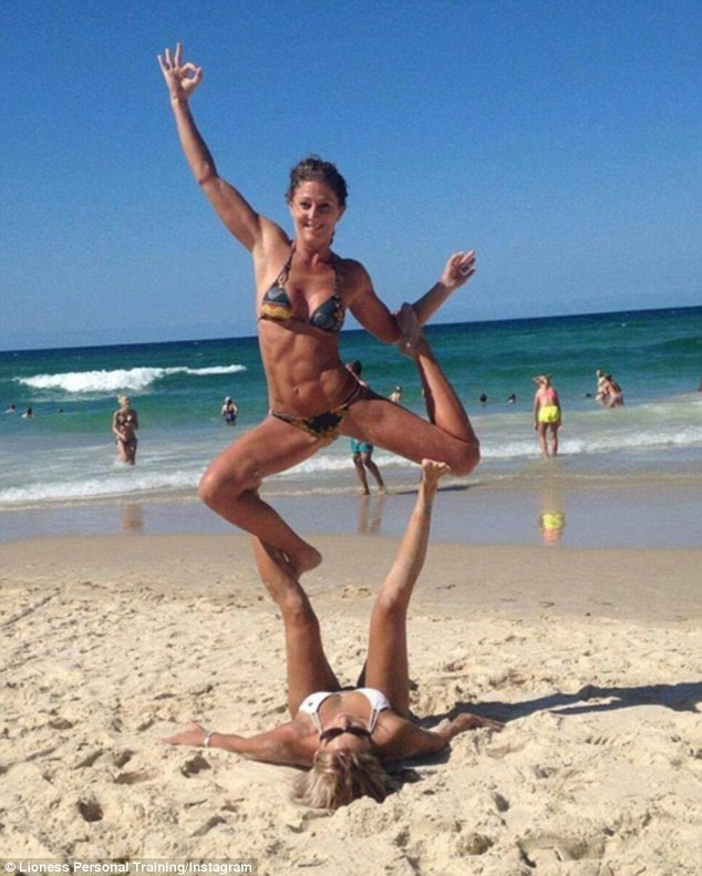 澳两女子海滩秀高难亚新体育度双人瑜伽：动作如同杂技(组图)(图8)