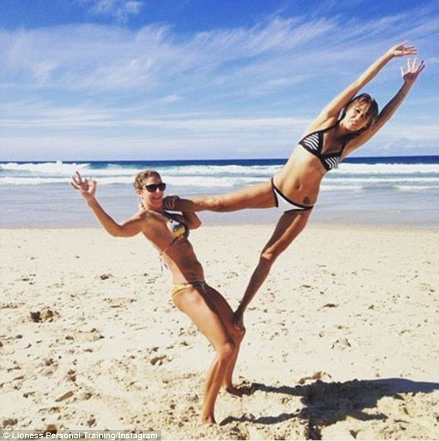 澳两女子海滩秀高难亚新体育度双人瑜伽：动作如同杂技(组图)(图9)