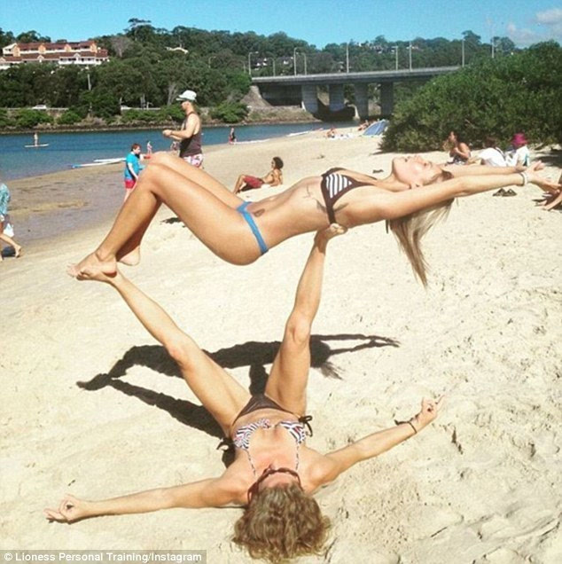 澳两女子海滩秀高难亚新体育度双人瑜伽：动作如同杂技(组图)(图10)