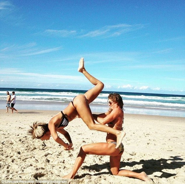 澳两女子海滩秀高难亚新体育度双人瑜伽：动作如同杂技(组图)(图12)