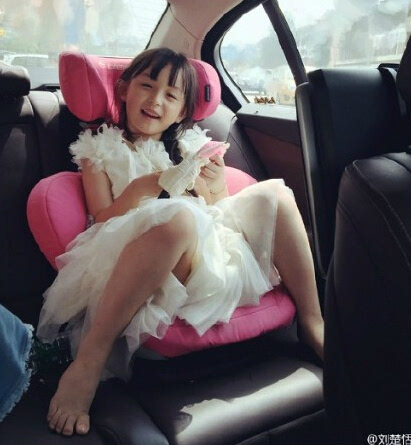 扮演者6岁的刘楚恬在微博中晒出的生活照,漂亮又可爱.