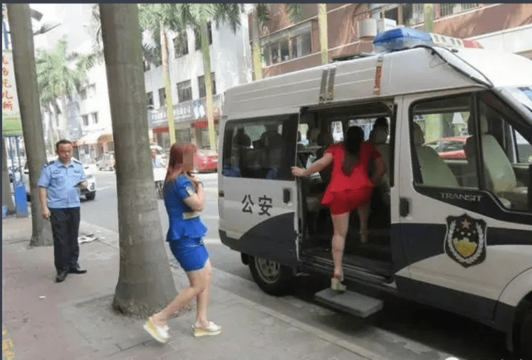 图为涉黄女子被警方带走.