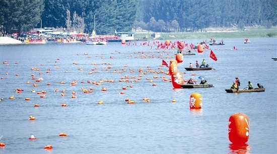 2016中国·三门峡横渡母亲河活动在天鹅湖国家城市湿地公园黄河水域