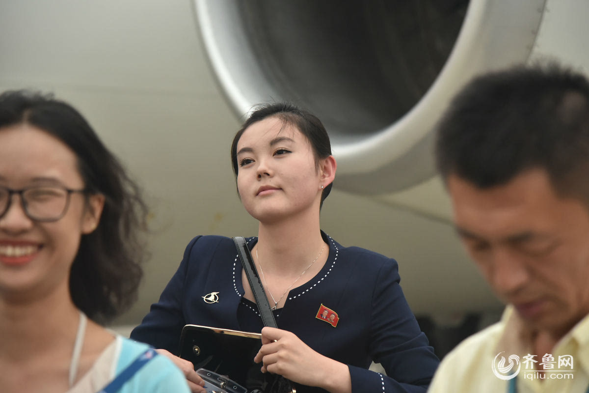 最神秘航空公司开通济南航线朝鲜空姐机场切国旗图案蛋糕