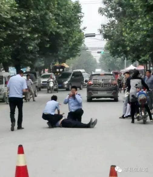 车祸二:执勤交警被撞倒在地 时间:31日下午  地点:莘县三联路口