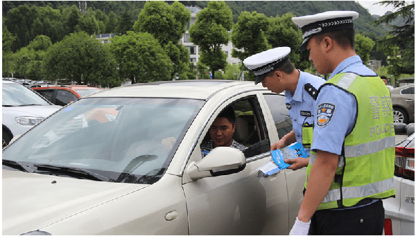 水城交警积极开展少开一天车 为高考让行