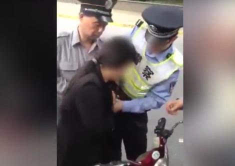 上海两女子踢裆咬手暴力袭警 一人被刑拘一人
