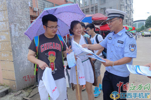 抚州交警为市民送上高考"交通大餐"